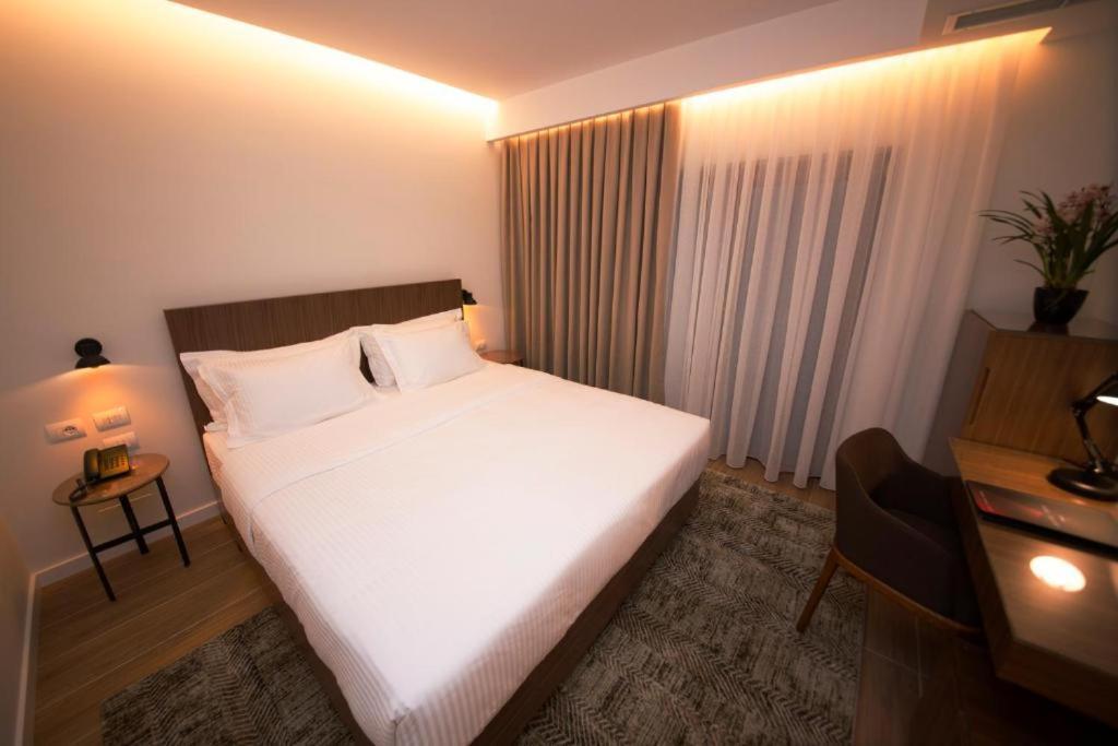 Hotel Theatro- City Center Tirana Bagian luar foto